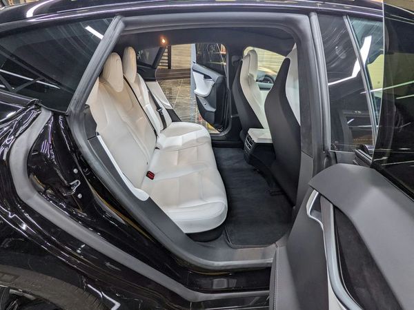 interieur-tesla-chauffeur-prive-vtc-nantes-44